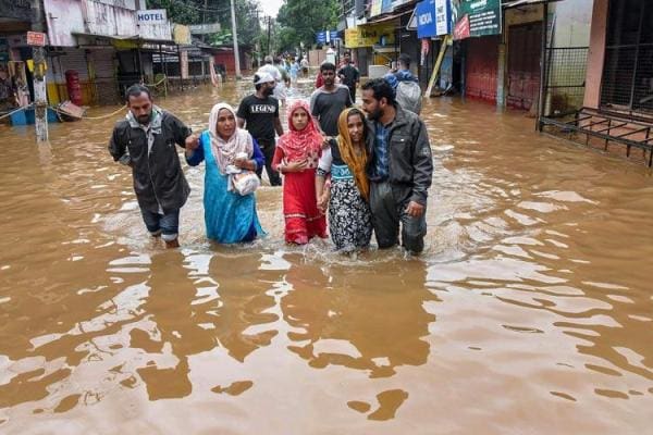 PTI_Kerala_Flood_Kochi_19_Aug_6