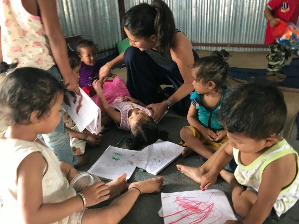 Volunteer in Nepal with children