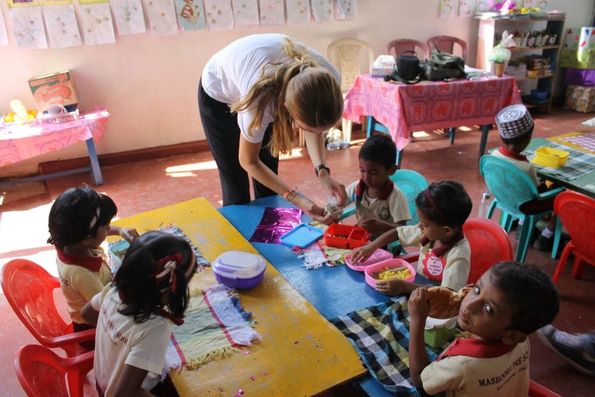 Volunteer-in-Sri-Lanka-assisting-kindergarden-children