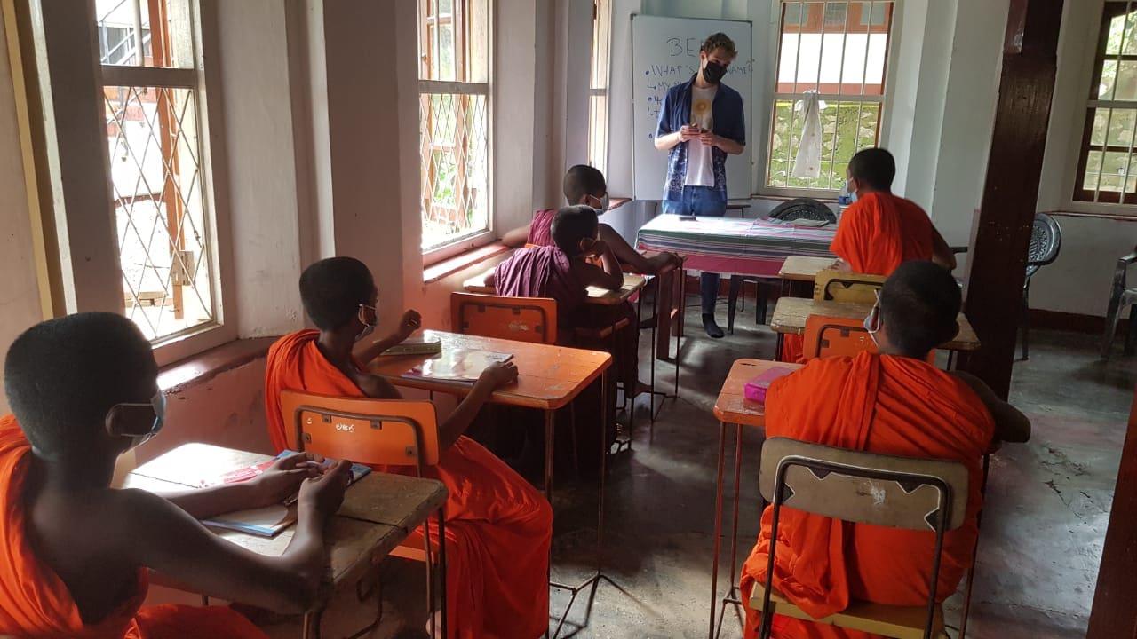 Volunteering with Buddhist monks in Sri Lanka